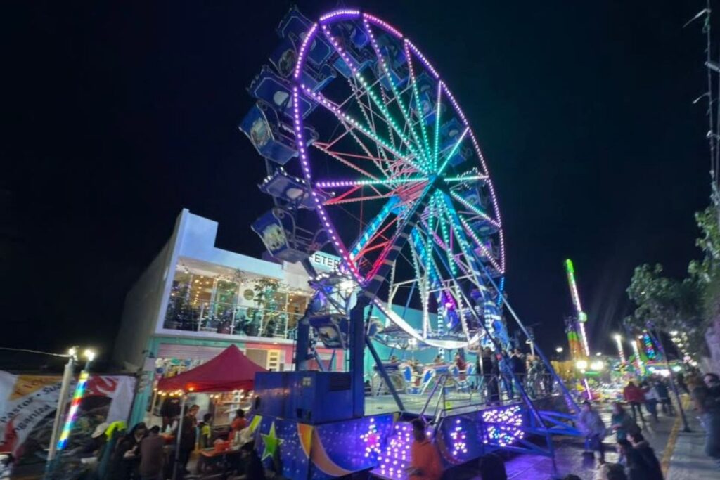 Una rueda de la fortuna dentro de la feria de Zempoala