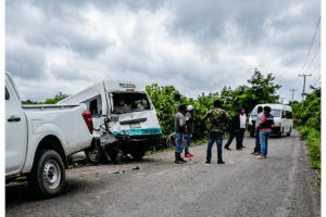 Autoridades realizaron labores de abanderamiento después del accidente automovilístico ocurrido en la carretera estatal San Felipe-Orizatlán–Las Piedras, mientras se investigaban las causas del choque