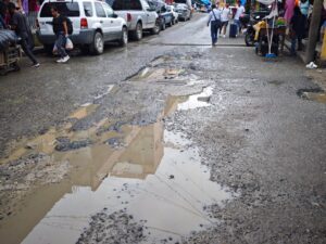 La temporada de lluvias complicó la circulación vehicular en la calle Nuevo México de Huejutla