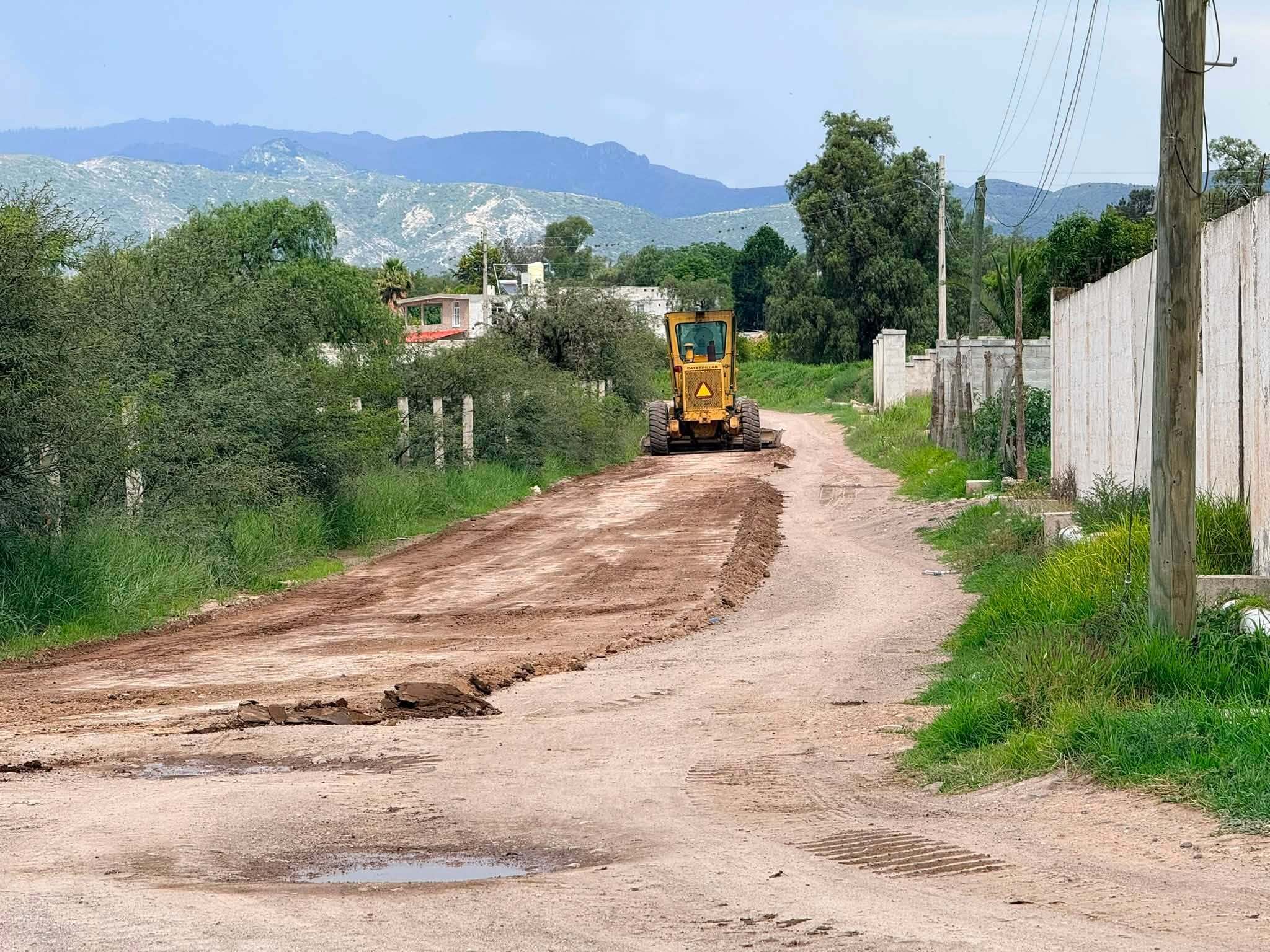 Autoridades municipales supervisaron las labores de caminos rurales en comunidad de El Bocja con apoyo de maquinaria especializada
