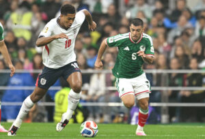 Erik Lira y Jude Bellingham (Foto: AFP)
