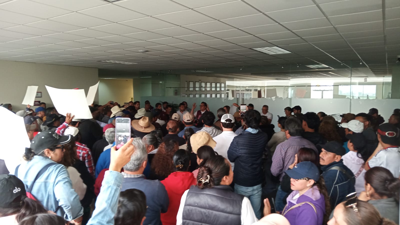 Habitantes de Jaltepec durante la manifestación en el ayuntamiento