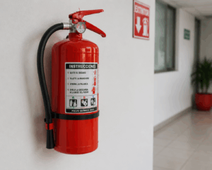 Personal de Protección Civil realiza revisiones para verificar las condiciones de seguridad en el uso del fuego dentro de comercios.