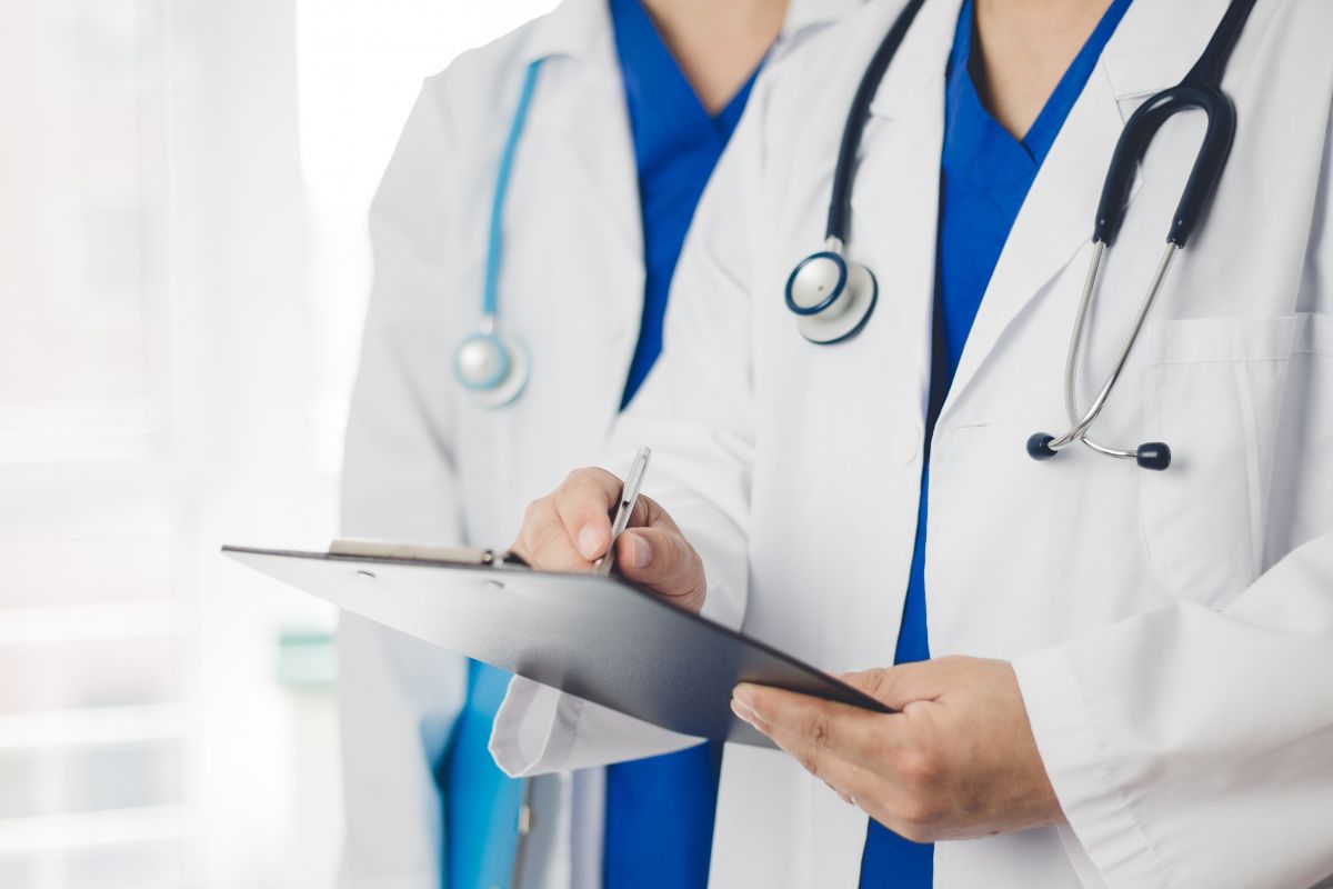 Lavar frutas y verduras es una de las principales medidas para prevenir infecciones intestinales.