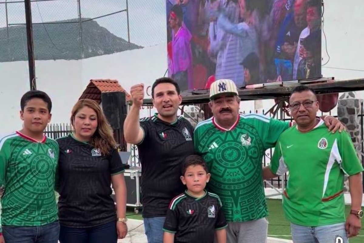 Pantalla instalada en la plaza principal del reloj de San Agustín Metzquititlán durante la transmisión del México vs Inglaterra