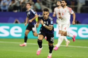 Lautaro Martínez y Julián Álvarez buscan despertar en el momento decisivo del torneo.