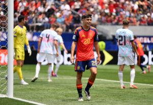 Pedri y Fabián Ruiz pelean por un lugar en el once inicial de España para enfrentar a Francia.