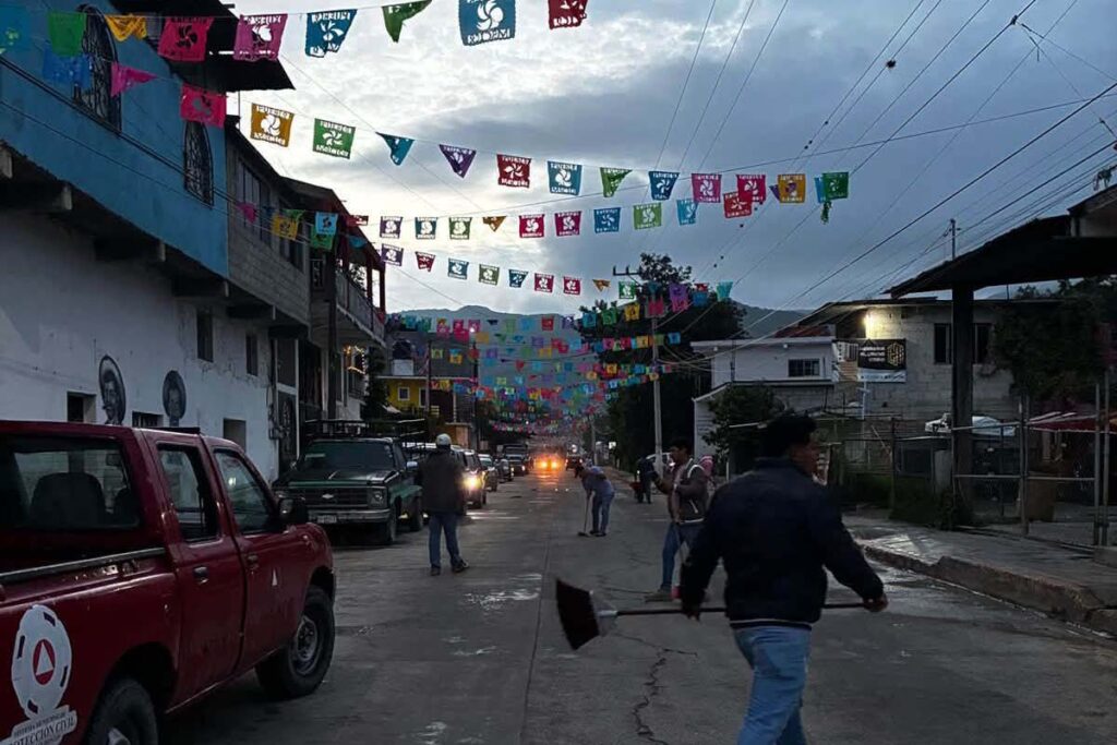 Vecinos del Pueblo Mágico de la Sierra limpiaron sus calles para recibir a los visitantes | Foto: Especial