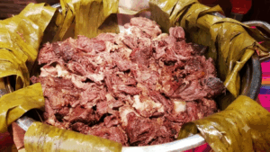 La preparación tradicional en horno de tierra y pencas de maguey sigue siendo el sello de la auténtica barbacoa hidalguense