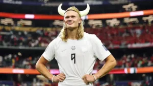 El sombrero Vikingo se volvió un sello no solo del jugador si no de los aficionados de Noruega y seguidores del delantero