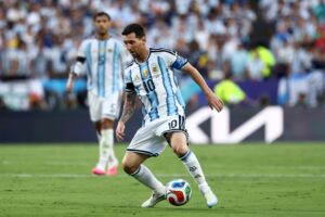 Messi buscará cerrar su legado mundialista frente al futbolista llamado a tomar su estafeta