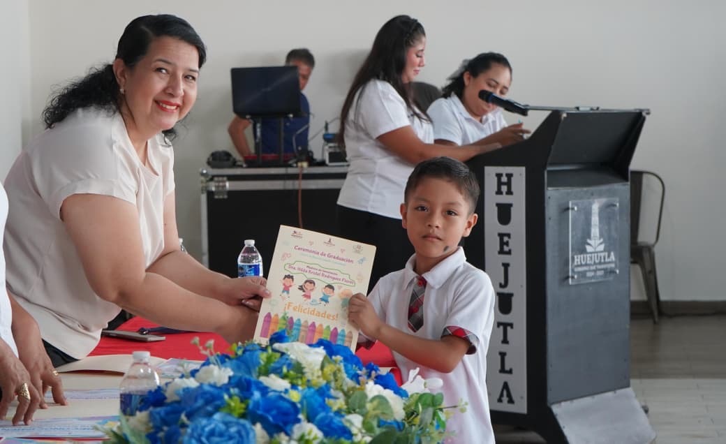 Familias acompañaron a los graduados del CAIC Huejutla durante una ceremonia llena de alegría y orgullo