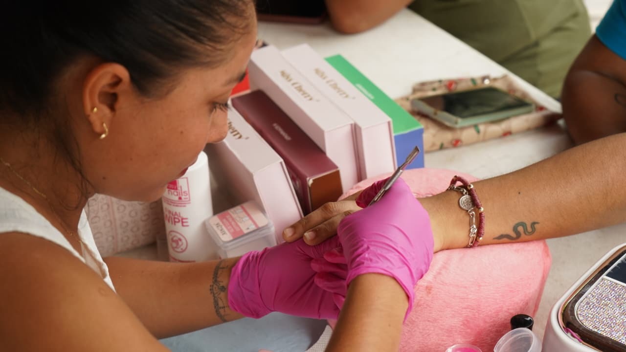Estudiantes participan en actividad del DIF Huejutla ofreciendo más de 50 servicios de belleza