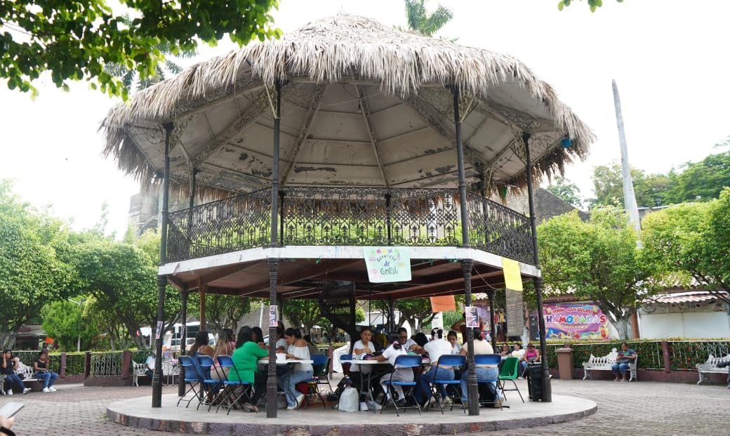 Jornada del DIF Huejutla fortalece la formación práctica de alumnas en servicios de gelish