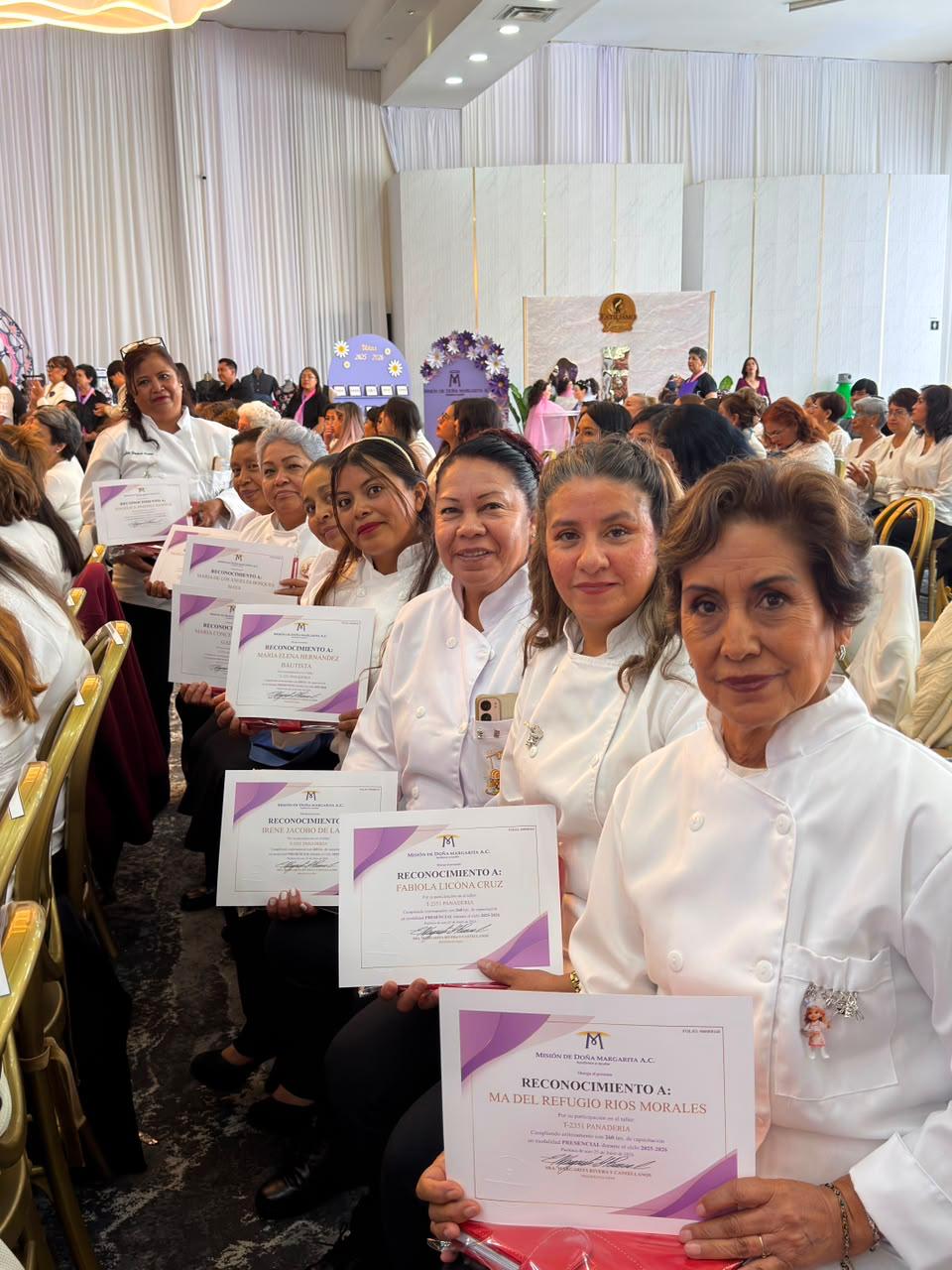 Miles de mujeres concluyeron una nueva etapa de formación, reflejo de su esfuerzo, perseverancia y deseo de superación