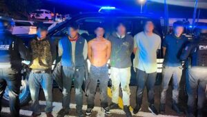 Autoridades aseguraron equipos de telefonía y artefactos “ponchallantas” tras la detención.