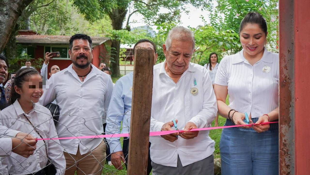 Autoridades educativas y municipales acompañaron la presentación de proyectos productivos desarrollados por alumnos de Ixcatlán