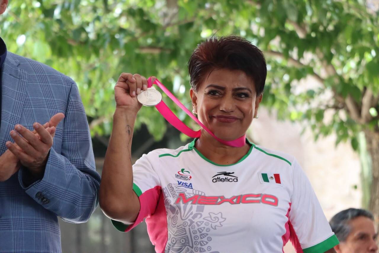 Velia Flores recibió la medalla “Genaro Guzmán Mayer” al mérito ciudadano durante la celebración por el aniversario de Actopan