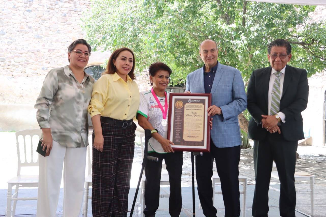 Velia Flores fue reconocida por autoridades municipales debido a su trayectoria en el deporte adaptado