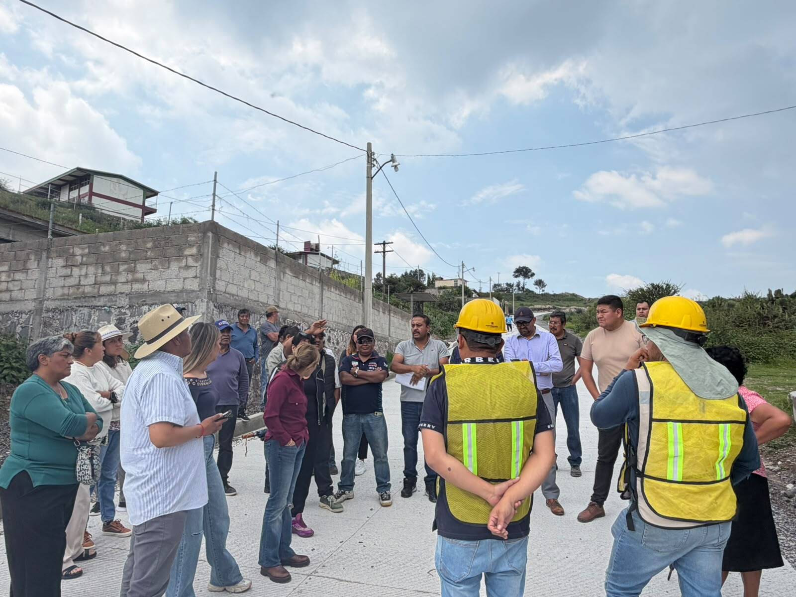 Personal de la Contraloría estatal participó en la revisión de la Supervisan obra pública en calle de Tepeji del Río como parte de la vigilancia de recursos