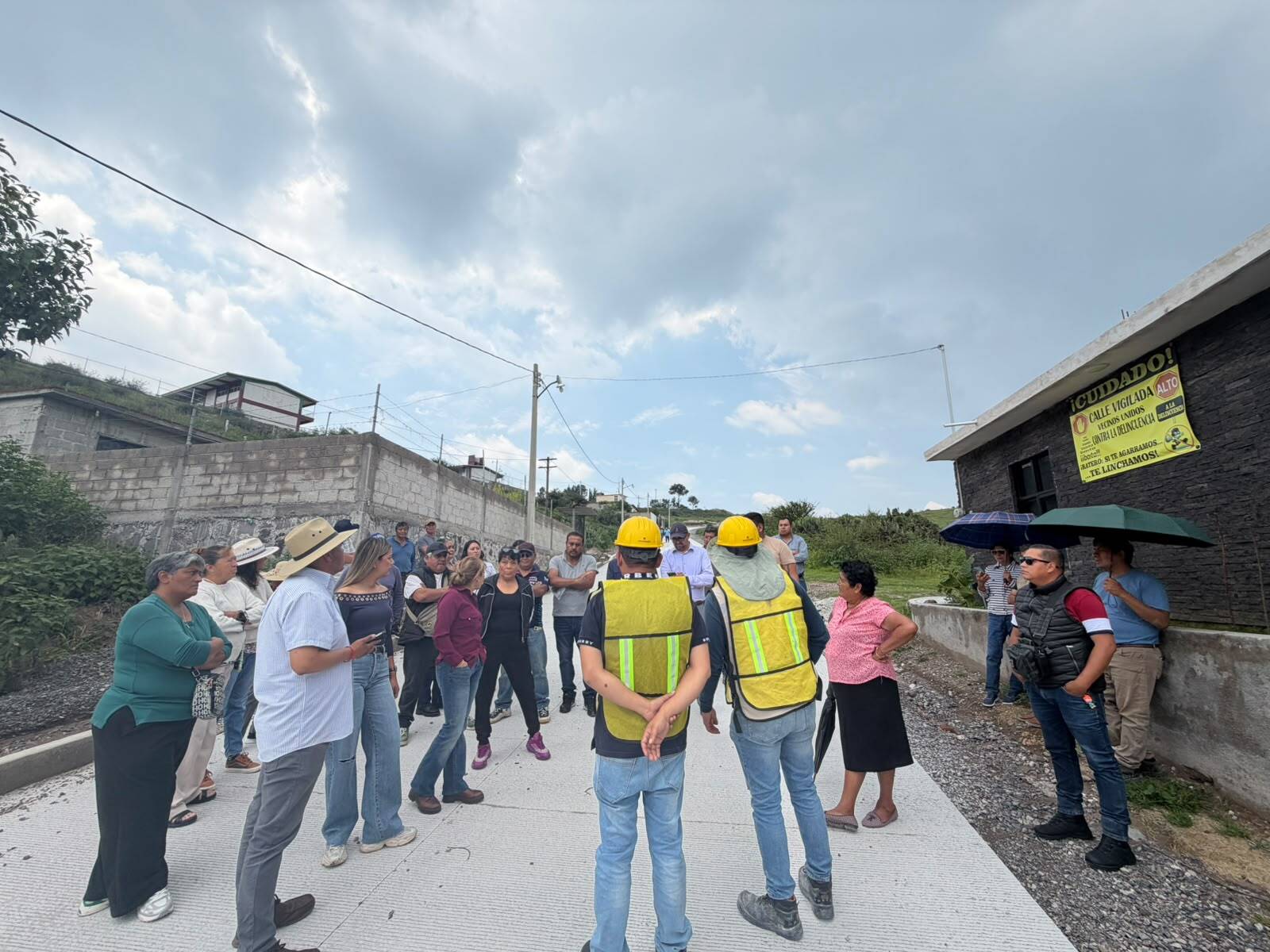 Supervisan obra pública en calle de Tepeji del Río para verificar que los trabajos cumplan con los estándares establecidos
