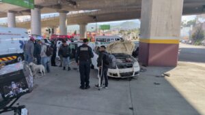Urvan del transporte público y vehículo particular chocan en cruce del bulevar Colosio