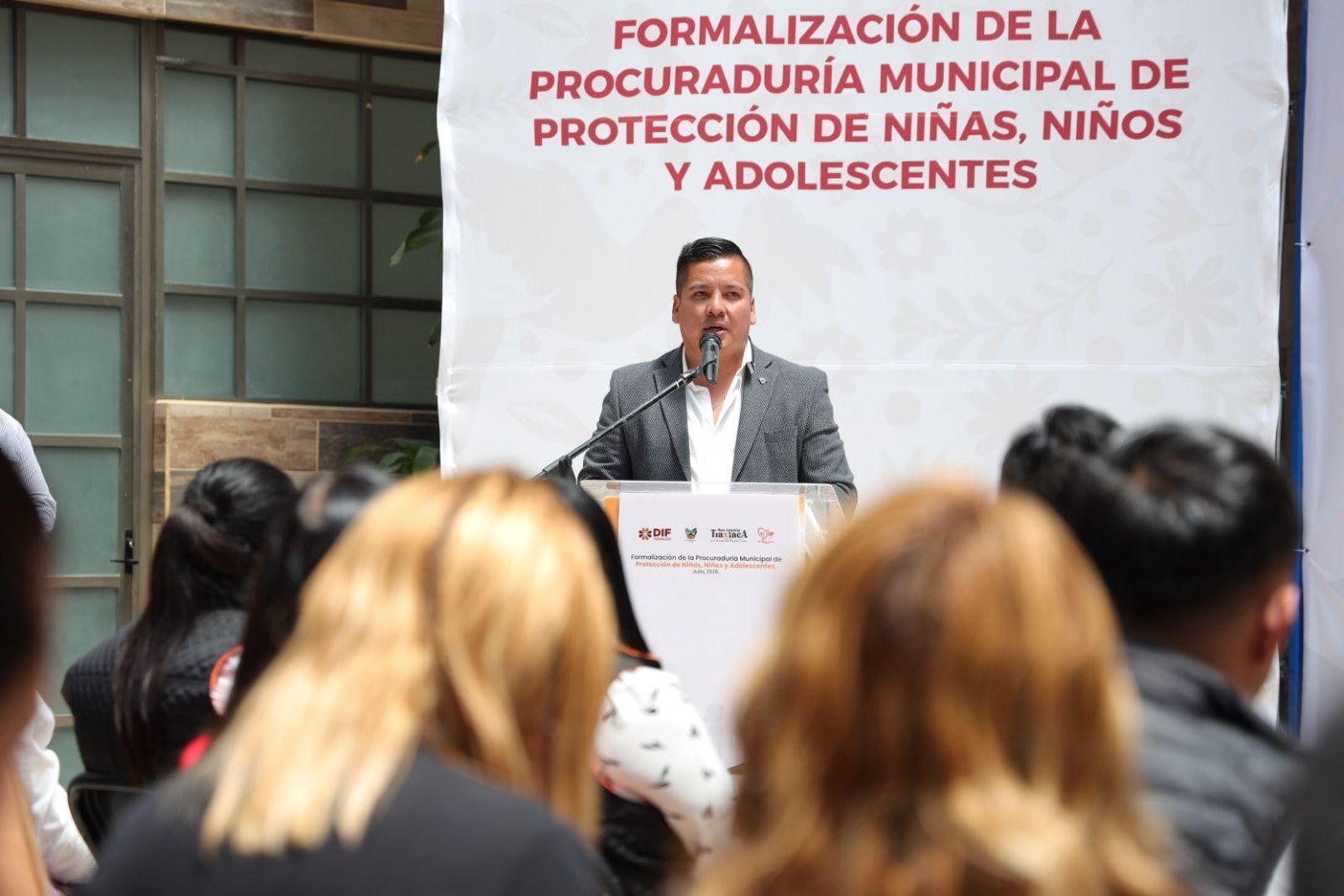 Autoridades durante la instalación de la nueva procuraduría de protección infantil en San Agustín Tlaxiaca