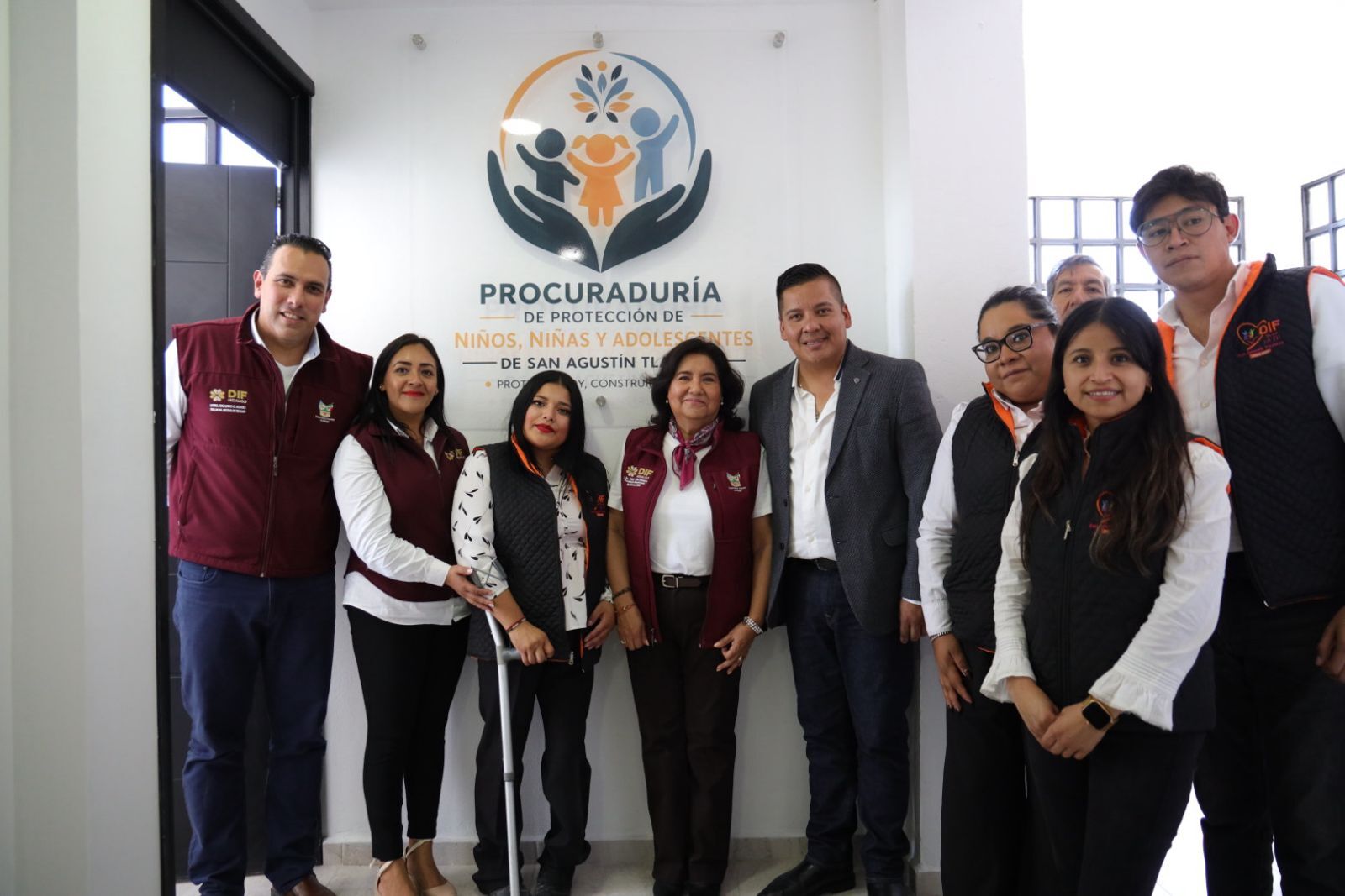 Especialistas que integrarán el equipo de atención para niñas, niños y adolescentes en San Agustín Tlaxiaca