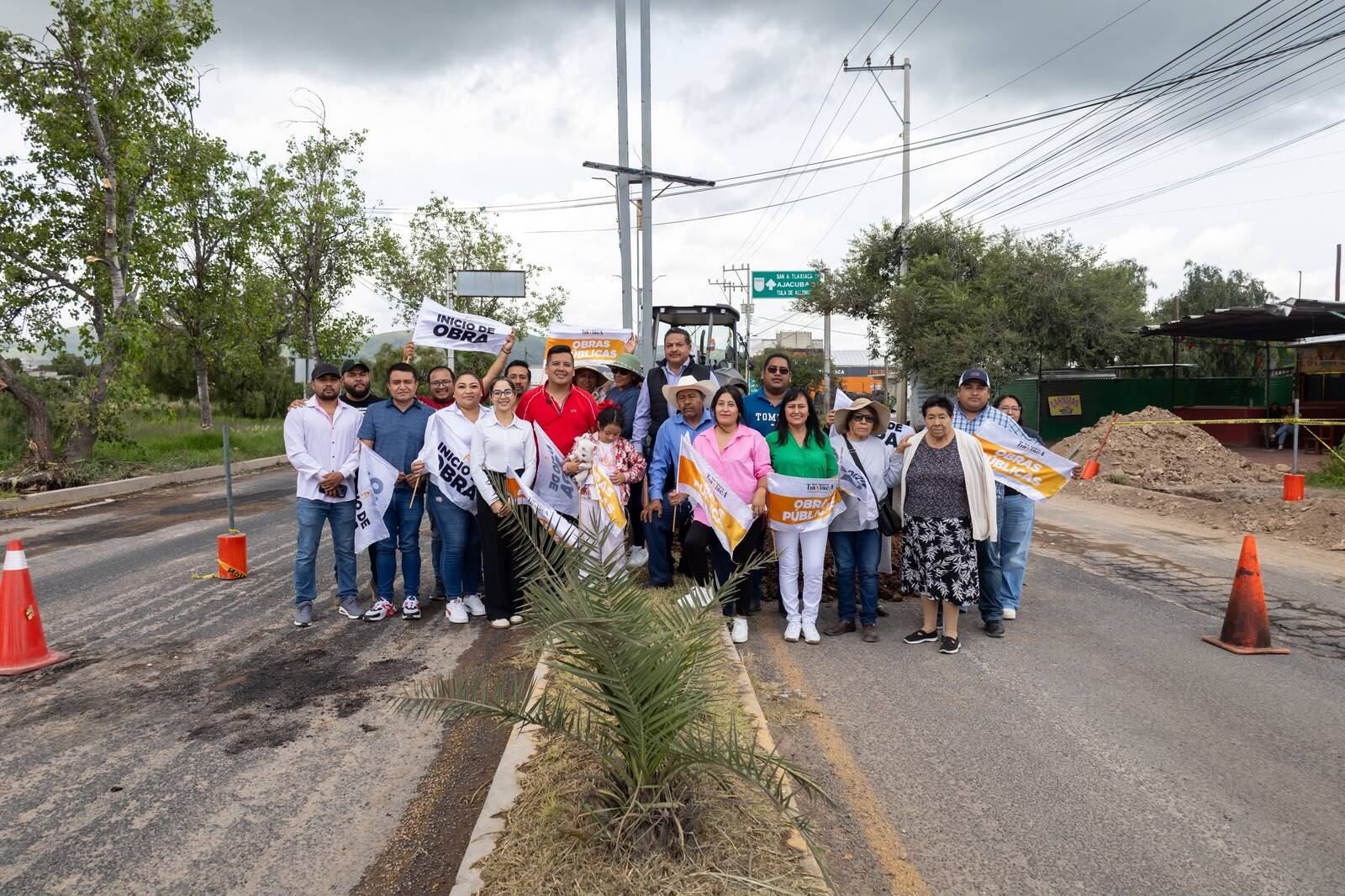 Autoridades municipales dieron el banderazo de inicio de las obras de infraestructura en San Agustín Tlaxiaca para mejorar vialidades y espacios comunitarios