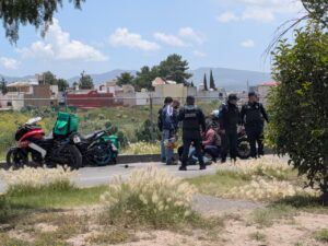 Autoridades atendieron el percance ocurrido entre un automóvil y una motocicleta en Villas de Pachuca