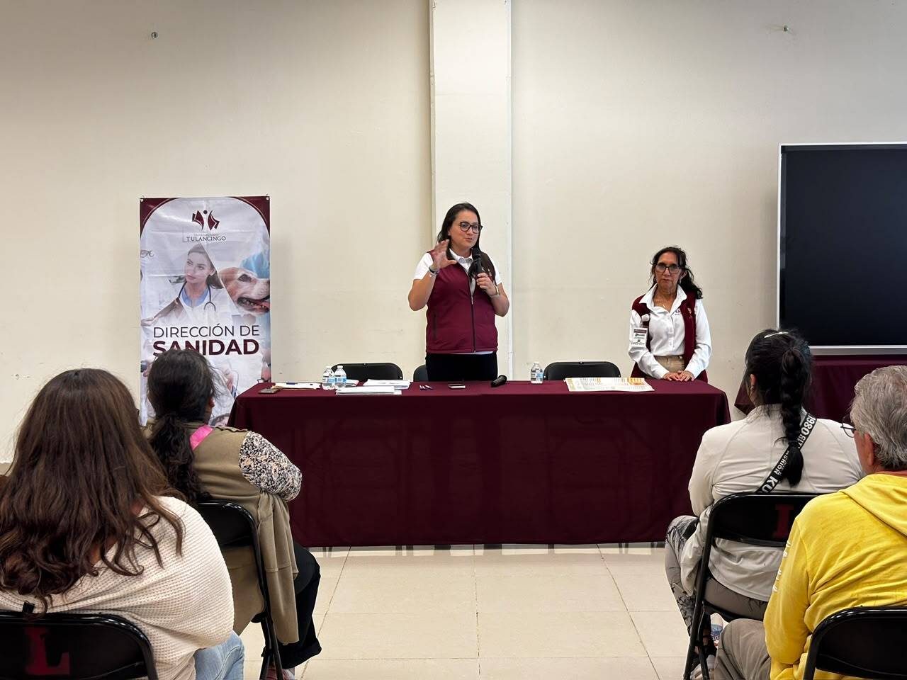 Personal sanitario capacitó a comerciantes que participarán en la Feria de los Angelitos 2026