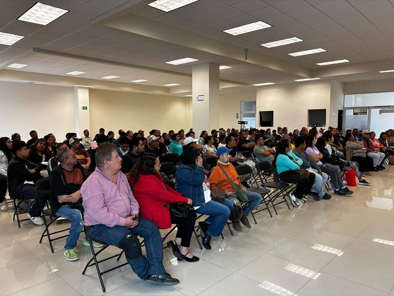 Vendedores de alimentos recibieron capacitación previa a la Feria de los Angelitos 2026