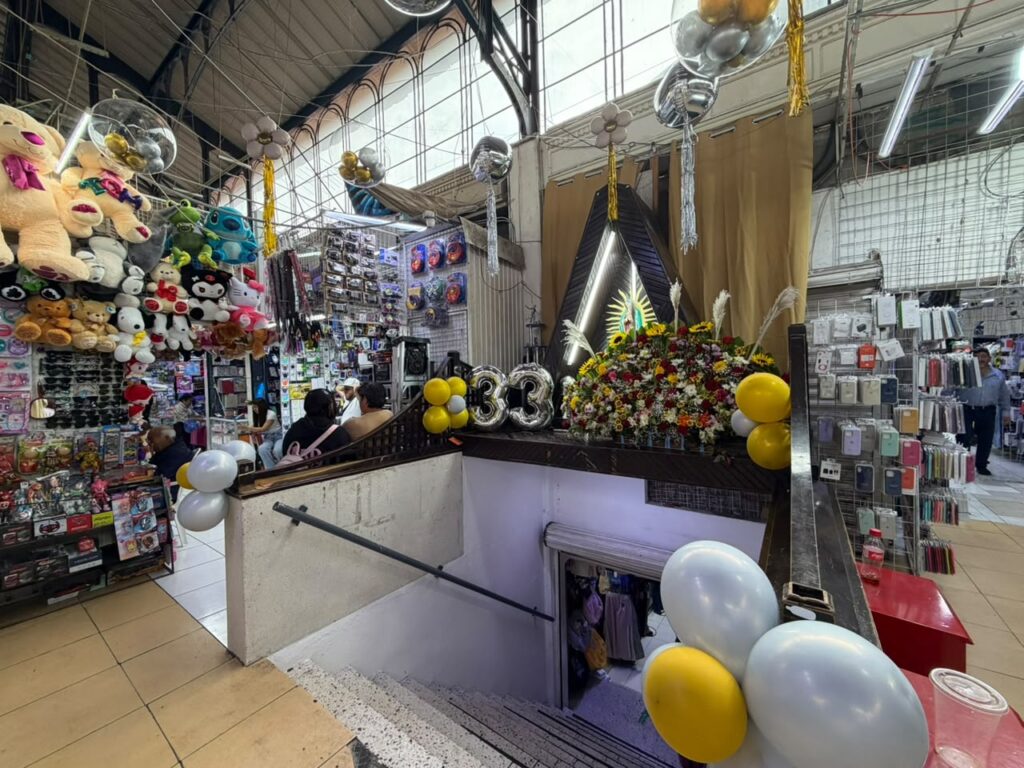 Comerciantes del mercado Miguel Hidalgo mantienen sus negocios entre pasillos que han sido parte de la vida cotidiana de Pachuca durante más de tres décadas