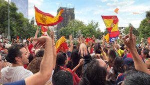 El monumento de La Roma se lleno de cientos de españoles para festejar el titulo español