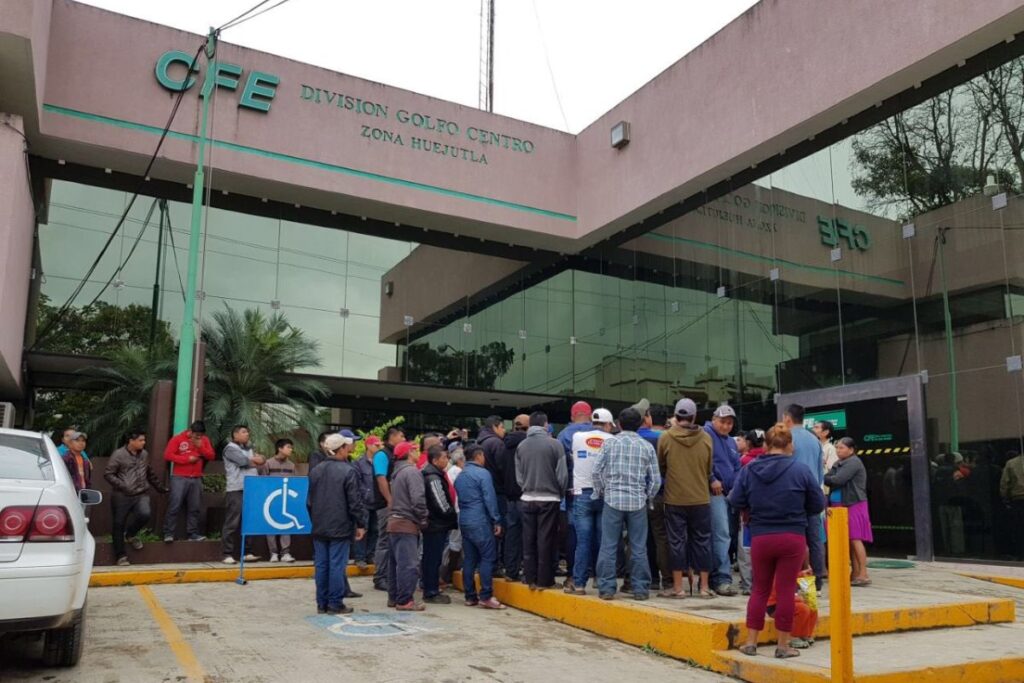 Oficinas de la CFE en Huejutla, con personas bloqueando la puerta