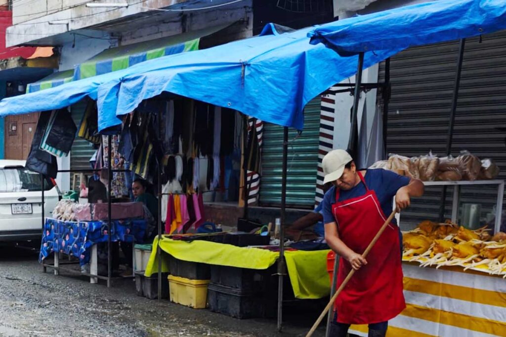 La Dirección de Reglamentos actualmente realiza acciones para liberar banquetas y mantener el orden en la vía pública | Foto: Salomón Hernández