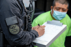 Un informe de Human Rights Watch y Physicians for Human Rights documentó que las muertes bajo custodia de ICE alcanzaron su nivel más alto en casi 20 años