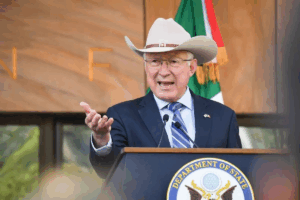La mandataria cuestionó las declaraciones del exembajador Ken Salazar sobre la participación de autoridades estadounidenses