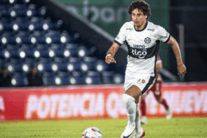 Adrián Alcaraz competirá con Salomón Rondón por un lugar en el once titular