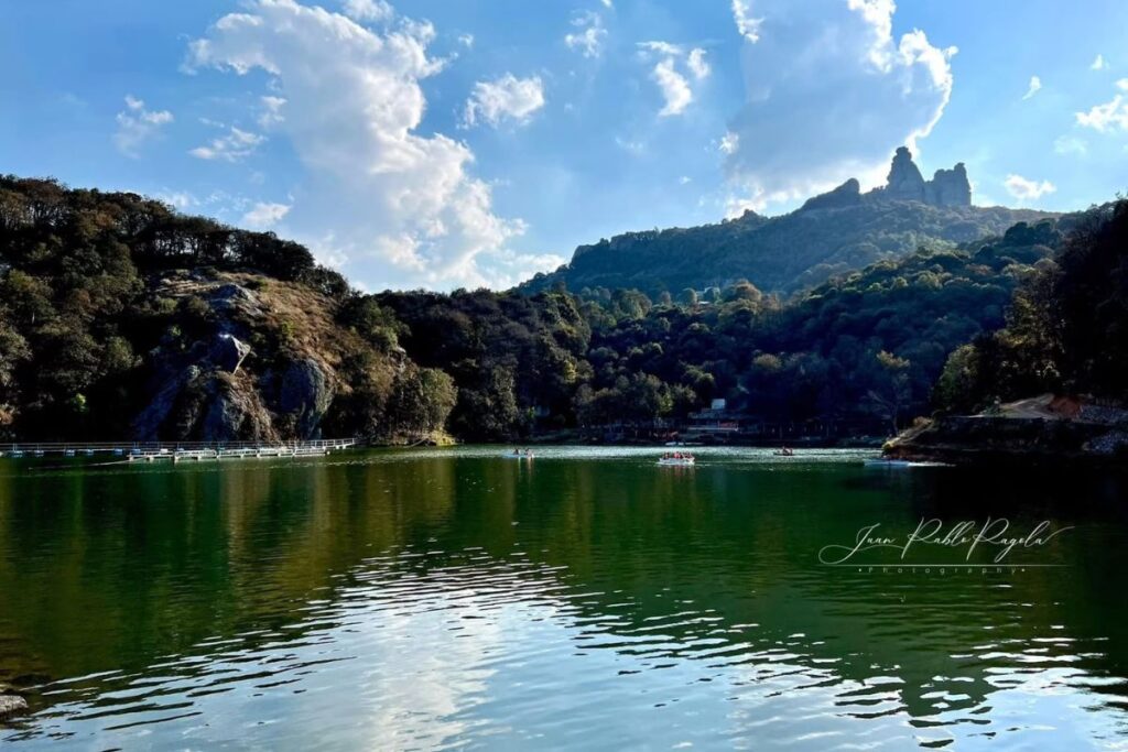 Paisaje de la presa San Jerónimo, en El Arenal; al fondo se ven Los Frailes
