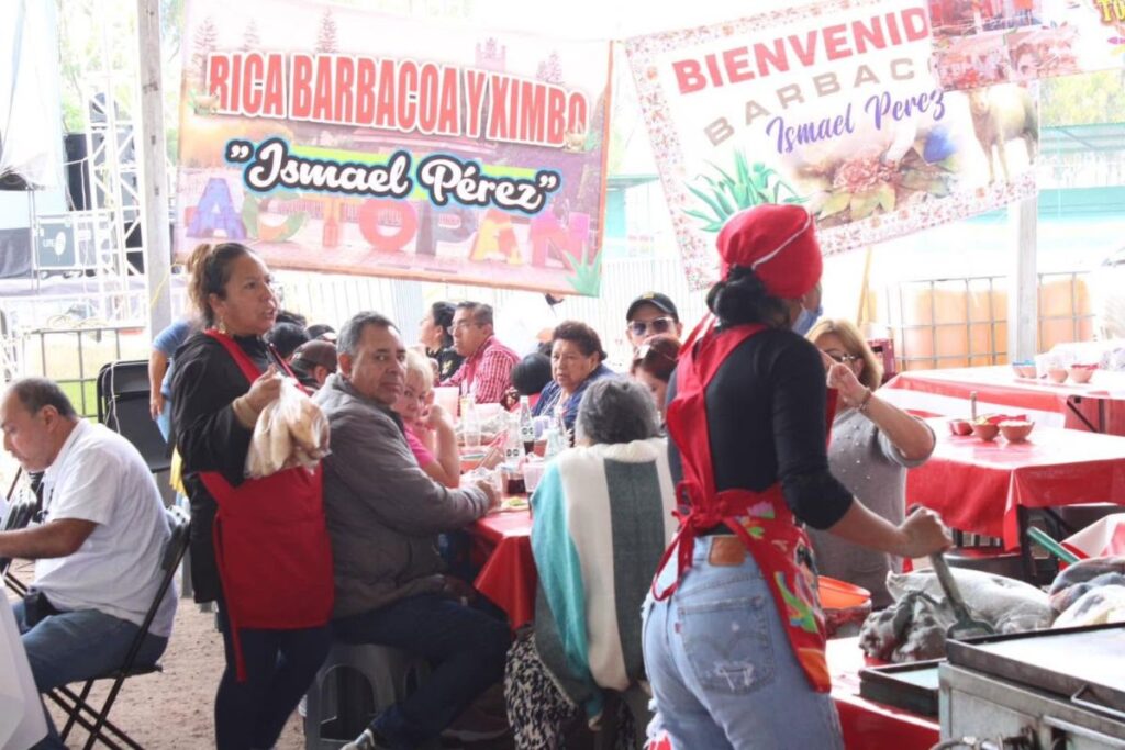 Varios comensales en el pabellón gastronómico de la Feria de la Barbacoa Actopan