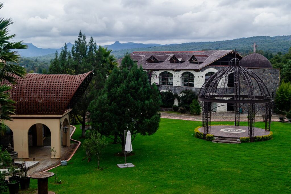 Vista exterior del hotel Santa Cecilia, en Huasca, donde se pueden ver los salones para eventos