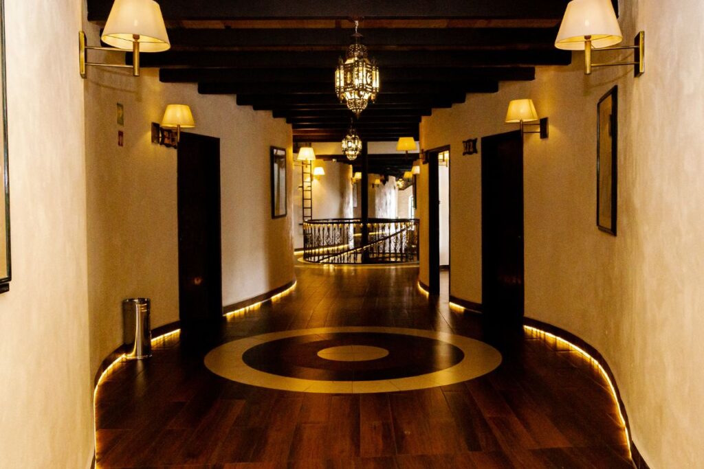 Uno de los pasillos del hotel Santa Cecilia, en Huasca