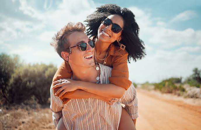Las beige flag explican esos pequeños hábitos que llaman la atención dentro de una relación