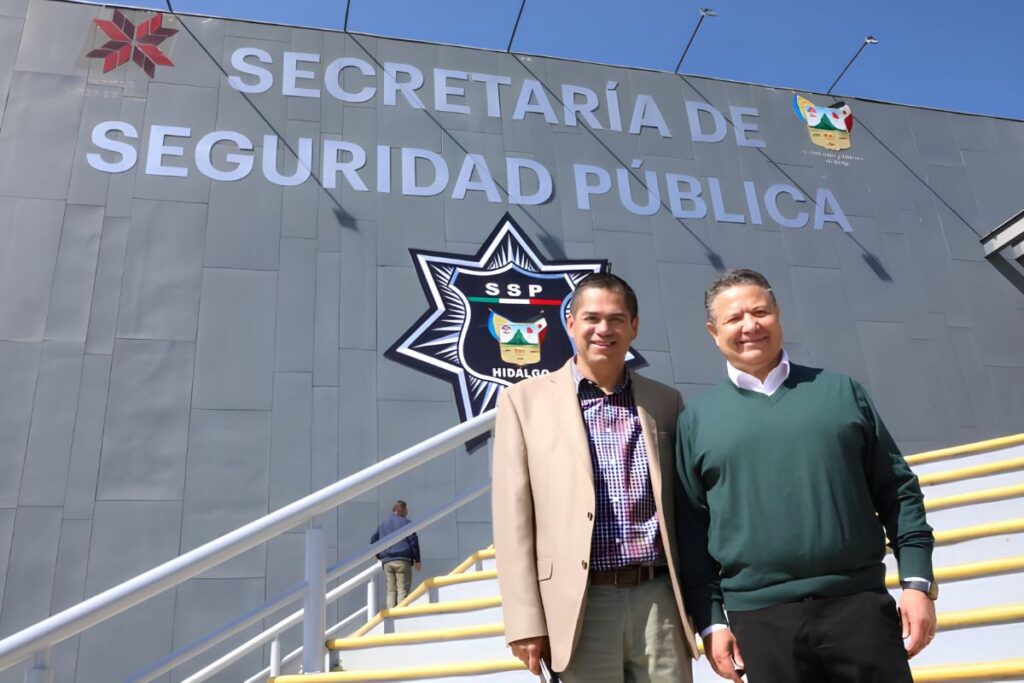 Julio Menchaca y Salvador Cruz Neri en la fachada de las instalaciones de la SSPH
