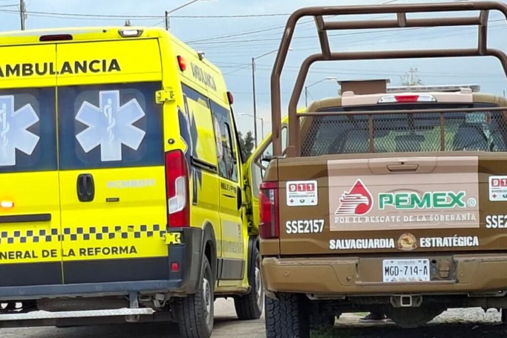 Cuerpos de emergencia y personal de Seguridad Física de Pemex atienden un derrame de combustible en Mineral de la Reforma