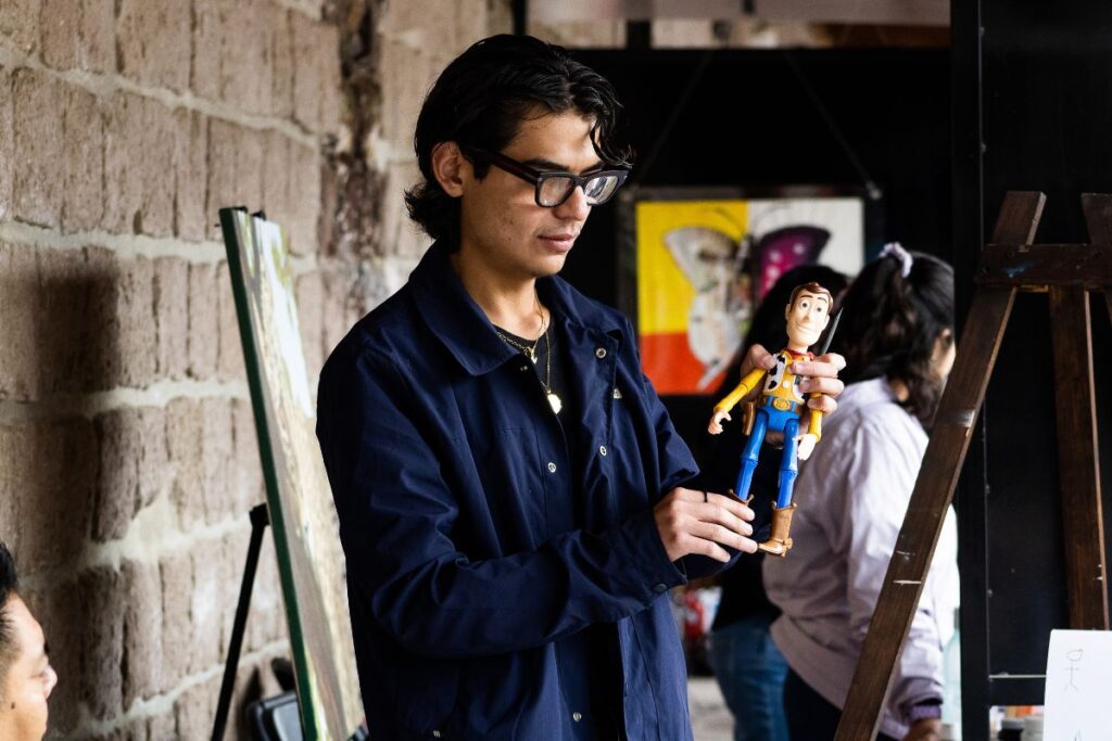 Un asistente a uno de los talleres del colectivo Arte a Casa en Pachuca
