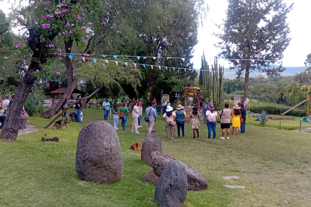 Además del avistamiento de luciérnagas, el complejo ofrece cabañas ecológicas, campamento, temazcal, spa, cabalgatas y talleres | Foto: Especial