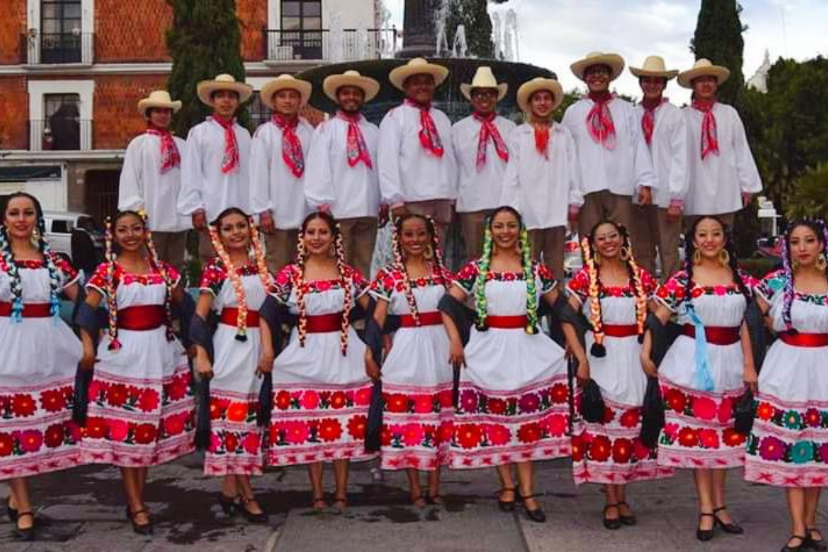 Los artesanos descubrieron el plagio de sus bordados a través de grupos de danza en Facebook donde venden sus productos | Foto: Quemitl